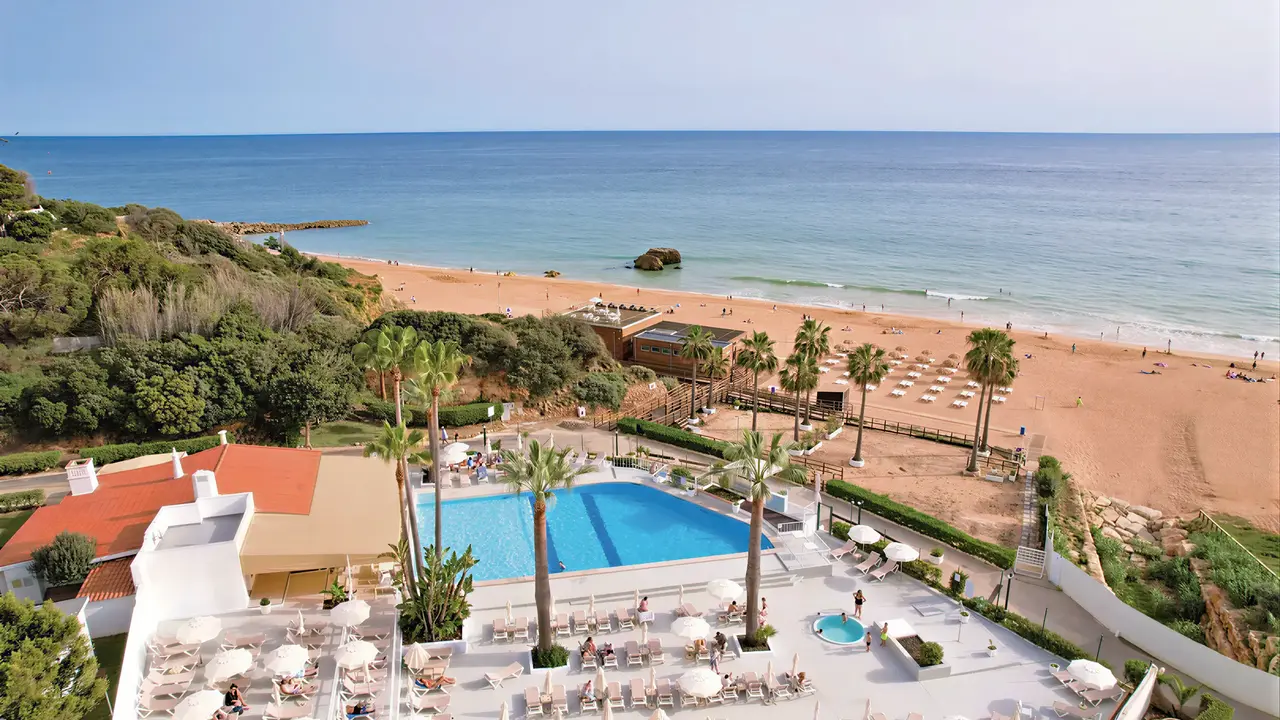 Widok na kompleks Monica Isabel Beach Club z basenem i plażą