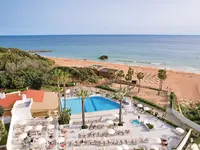 Widok na kompleks Monica Isabel Beach Club z basenem i plażą