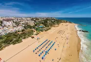 Widok na kompleks Monica Isabel Beach Club i piaszczystą plażę