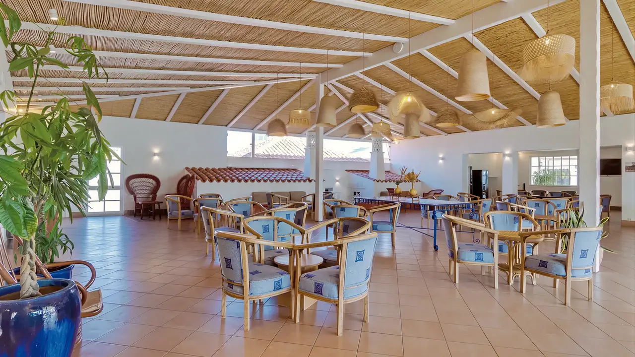 Wnętrze wspólnej strefy wypoczynku w Monica Isabel Beach Club