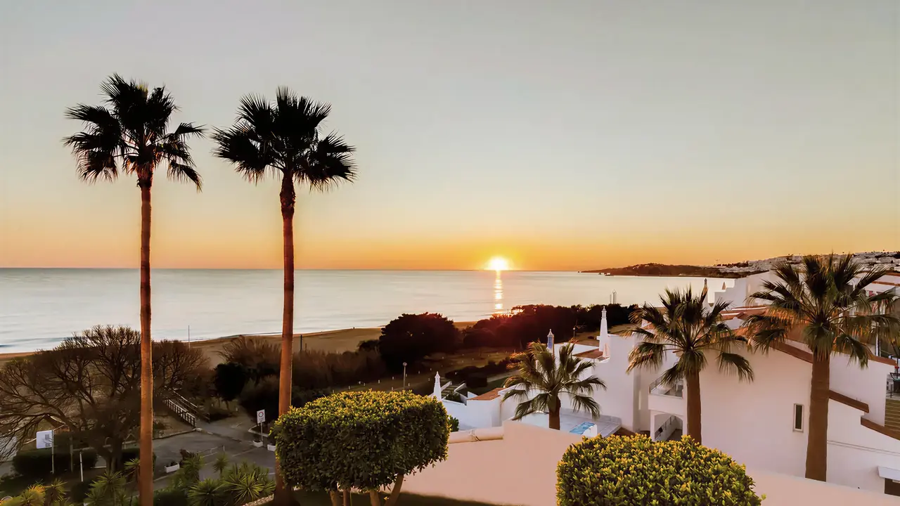 Widok na budynki i plażę w Monica Isabel Beach Club