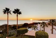 Widok na budynki i plażę w Monica Isabel Beach Club