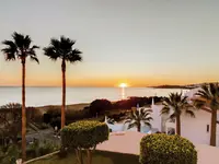 Widok na budynki i plażę w Monica Isabel Beach Club