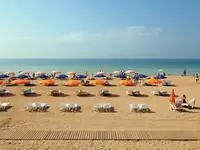 Plaża z leżakami i parasolami w Monica Isabel Beach Club