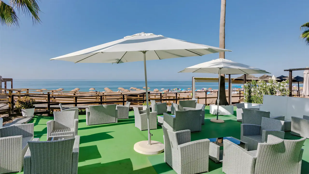 Taras z białymi meblami w Monica Isabel Beach Club nad morzem