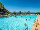 Basen z gośćmi w Monica Isabel Beach Club