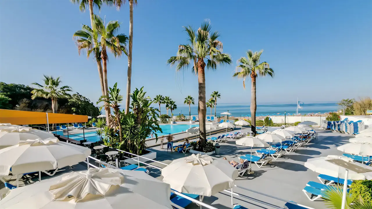 Basen i leżaki w hotelu Monica Isabel Beach Club
