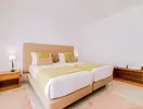 Sypialnia z dwoma łóżkami w Monica Isabel Beach Club