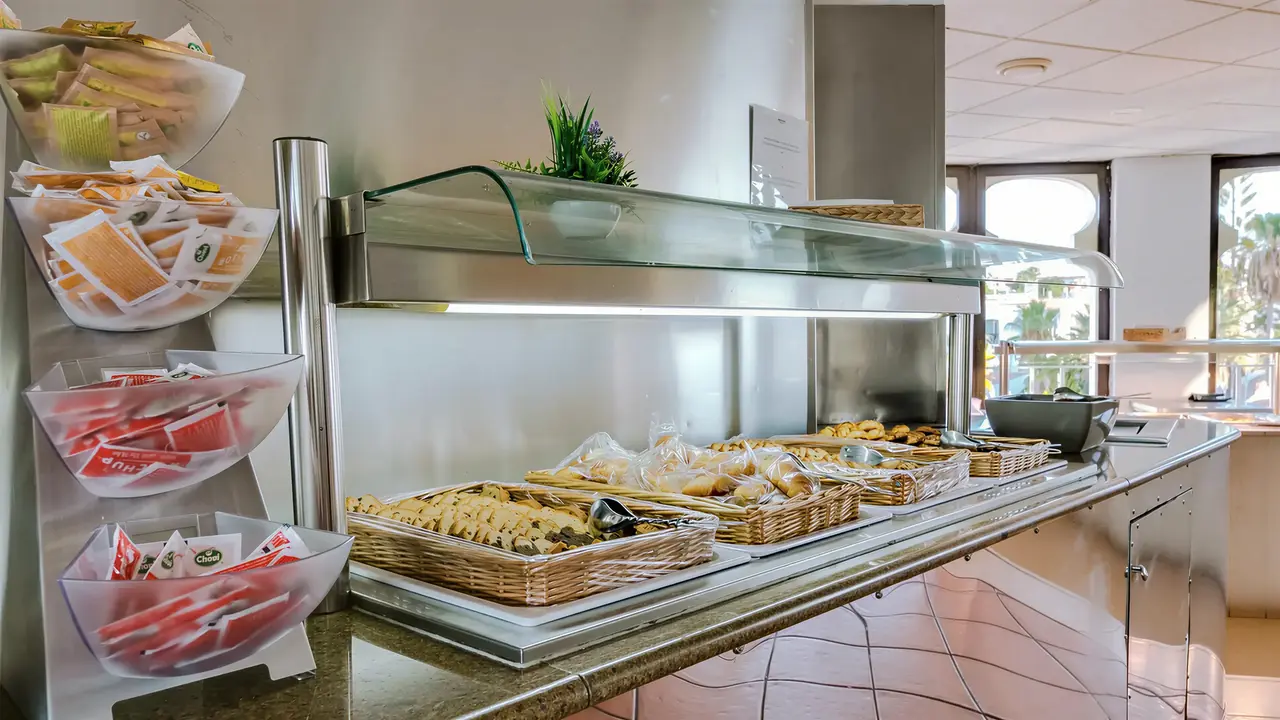 Bufet śniadaniowy w hotelu Monica Isabel Beach Club