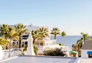 Widok na budynki i palmy w Monica Isabel Beach Club
