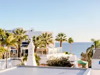 Widok na budynki i palmy w Monica Isabel Beach Club