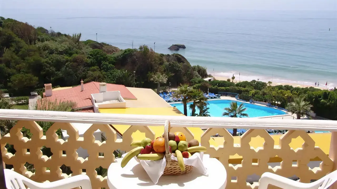 Balkon z widokiem na basen w Monica Isabel Beach Club