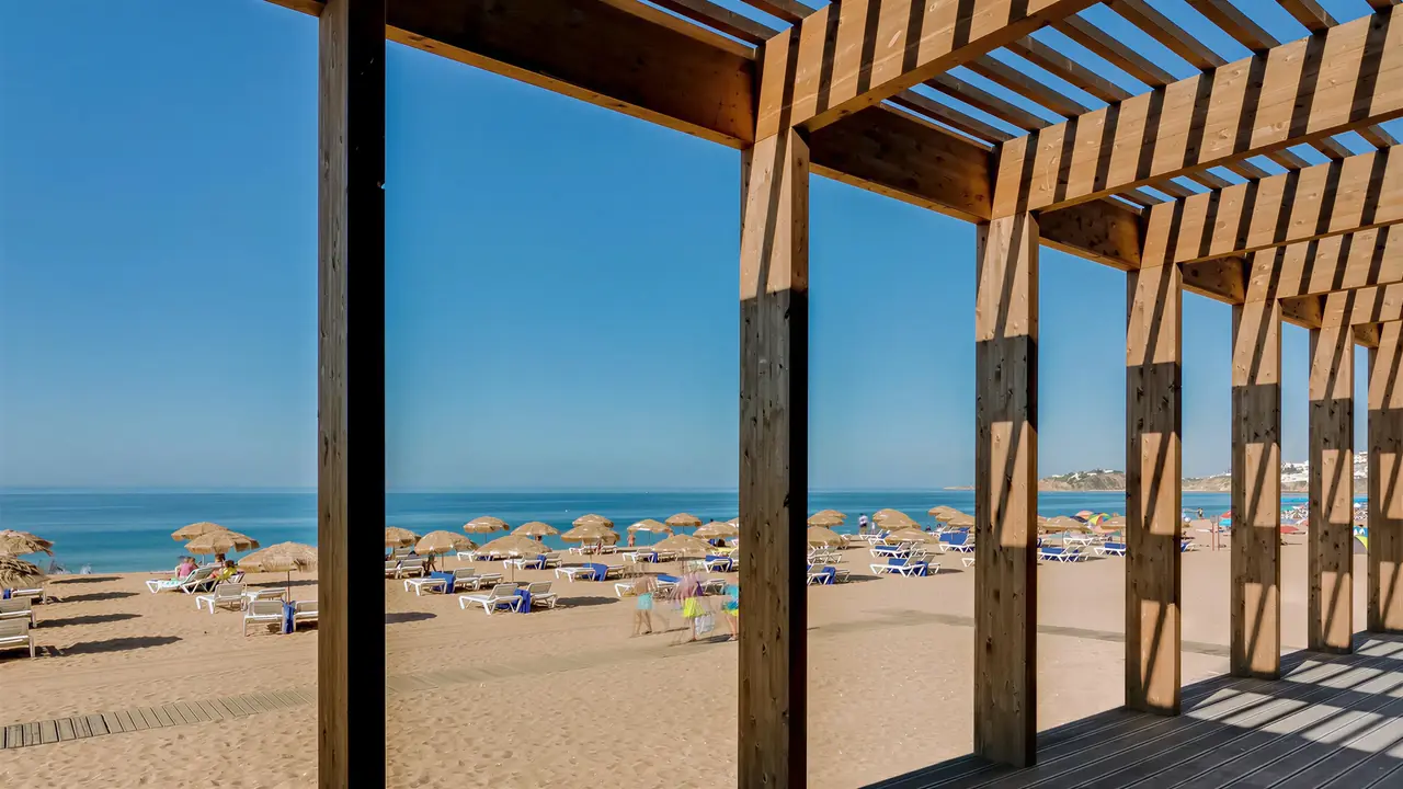Plaża z leżakami i parasolami w Monica Isabel Beach Club