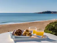 Śniadanie na plaży w Monica Isabel Beach Club