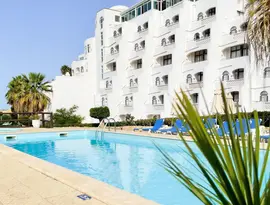 Basen z leżakami przy hotelu Monica Isabel Beach Club