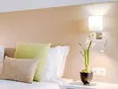 Łóżko i szafka nocna w Monica Isabel Beach Club
