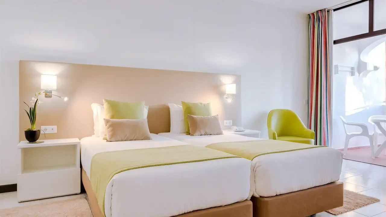 Pokój z dwoma łóżkami w Monica Isabel Beach Club