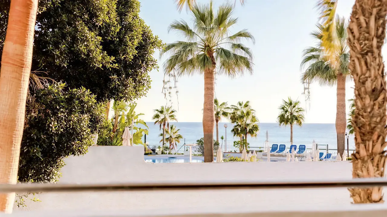 Basen i widok na morze w Monica Isabel Beach Club