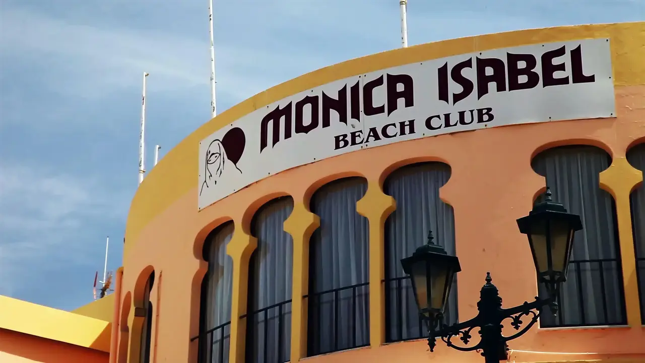 Elewacja budynku Monica Isabel Beach Club z dużym szyldem