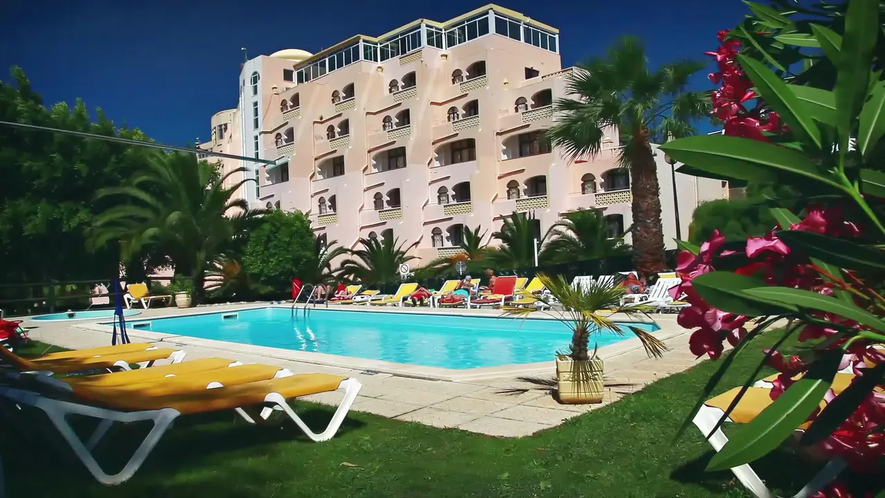 Basen i leżaki w hotelu Monica Isabel Beach Club