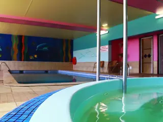 Kryty basen i jacuzzi w Monica Isabel Beach Club