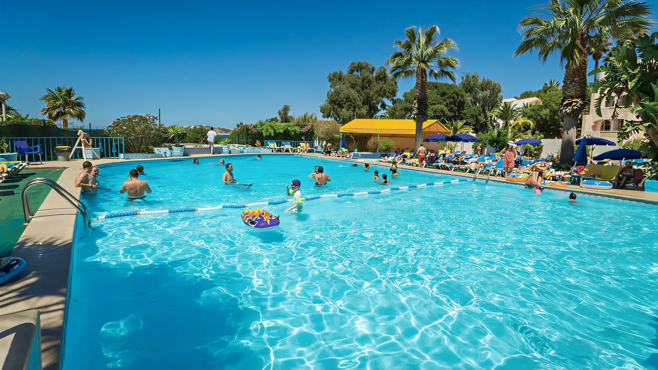 Basen z gośćmi w Monica Isabel Beach Club