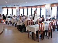 Goście podczas posiłku w restauracji Monica Isabel Beach Club