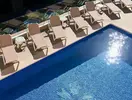 Basen i leżaki w Monopol (Puerto de la Cruz)