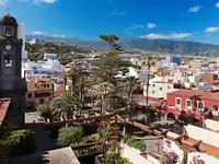 Widok na budynki i okolicę Monopol (Puerto de la Cruz)