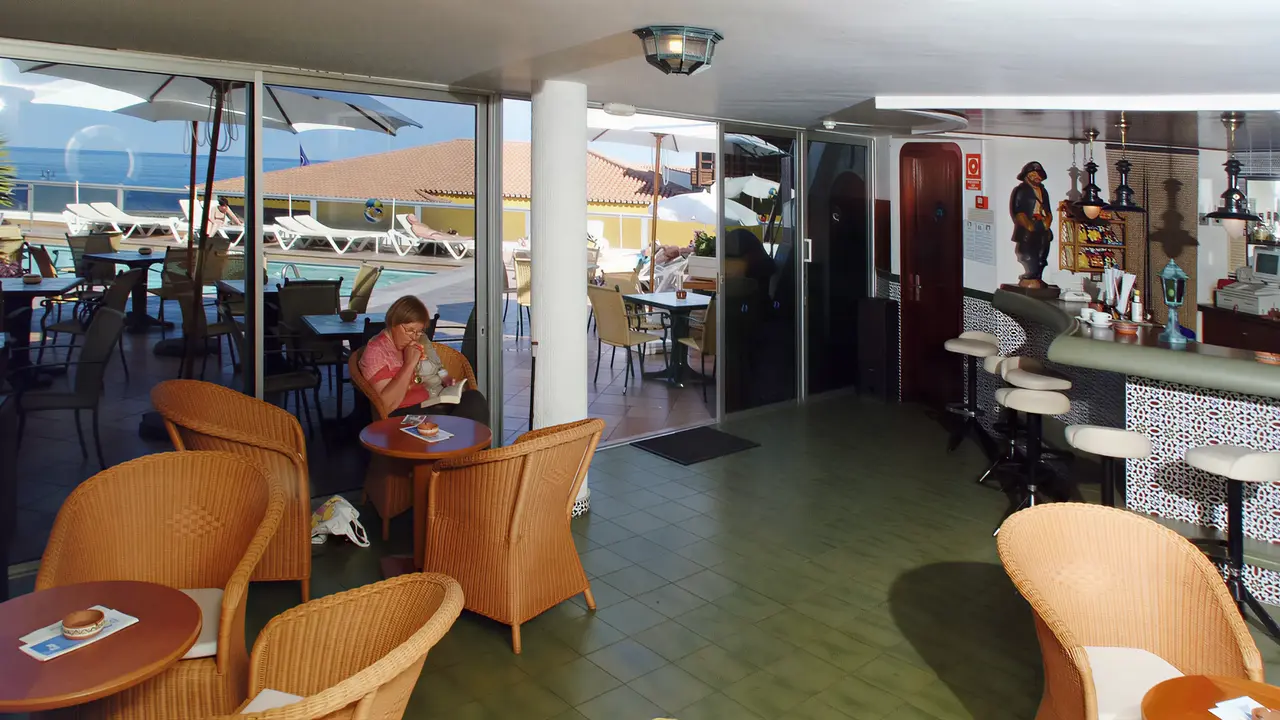 Bar z hokerami w hotelu Monopol (Puerto de la Cruz)