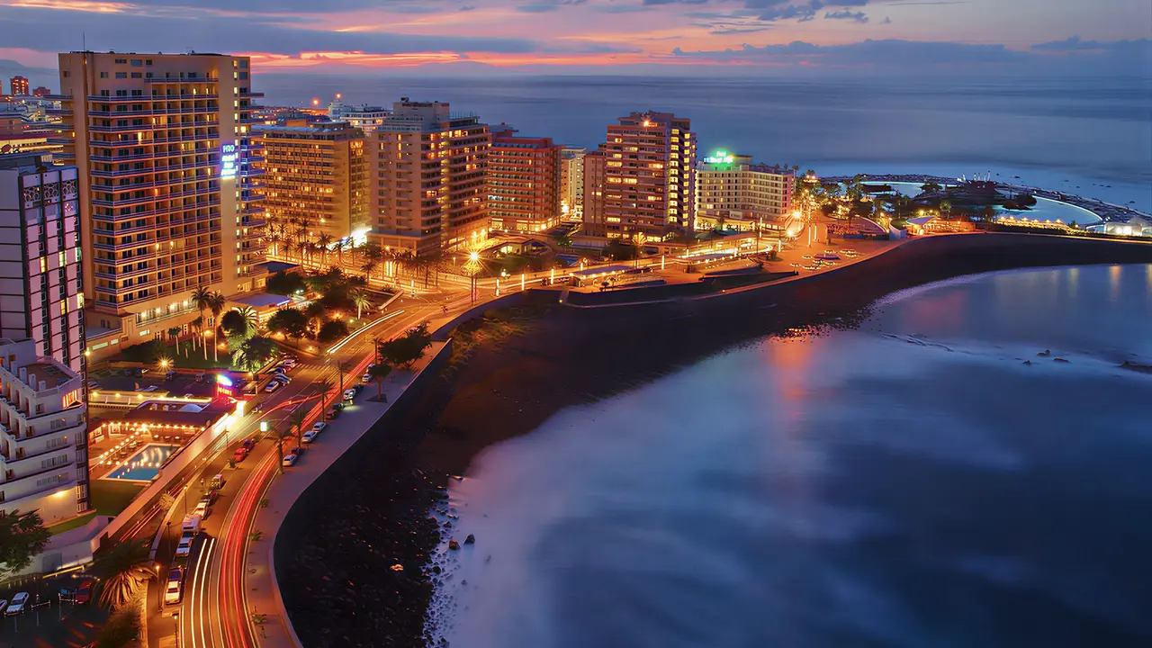 Widok na budynki Monopol (Puerto de la Cruz) nad brzegiem morza