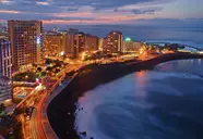 Widok na budynki Monopol (Puerto de la Cruz) nad brzegiem morza