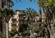 Elewacja budynku i ogród w Monopol (Puerto de la Cruz)