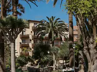Elewacja budynku i ogród w Monopol (Puerto de la Cruz)