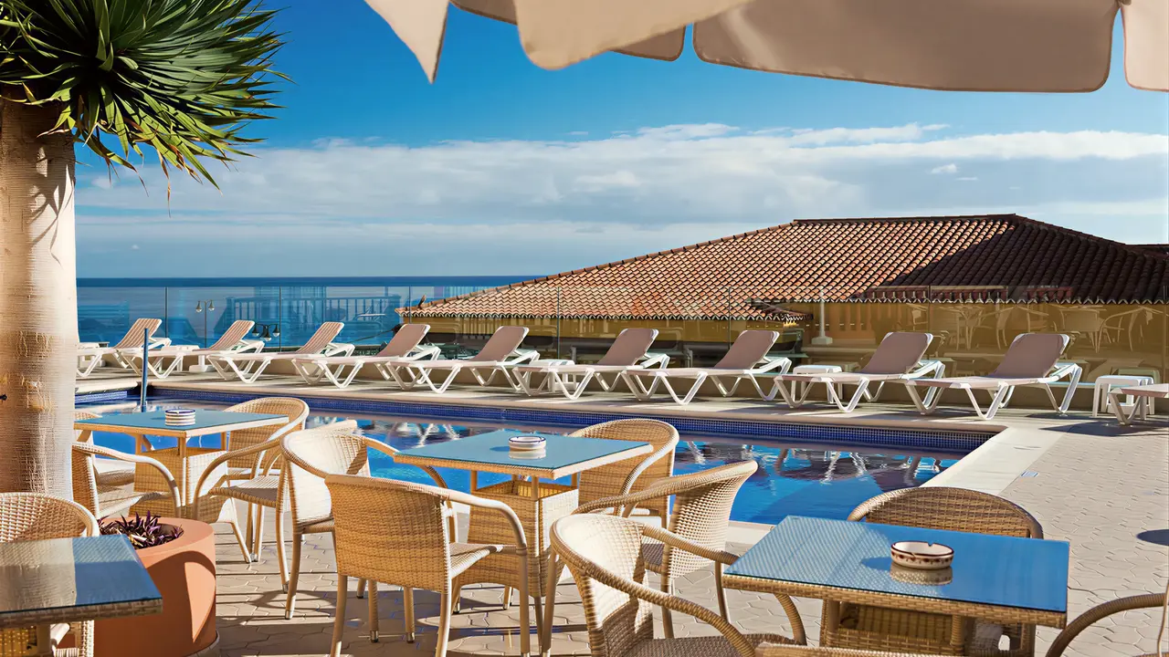 Basen i leżaki w hotelu Monopol (Puerto de la Cruz)