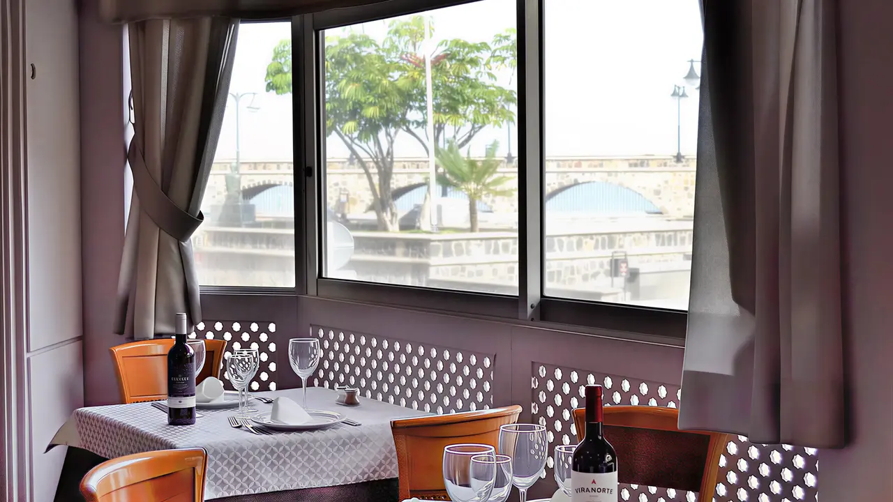 Nakryte stoły w restauracji Monopol (Puerto de la Cruz)