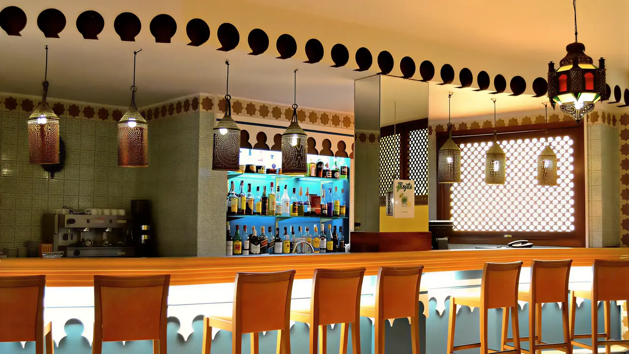 Bar z wysokimi krzesłami w Monopol (Puerto de la Cruz)