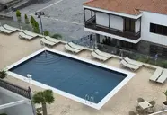 Basen z leżakami w Monopol (Puerto de la Cruz)