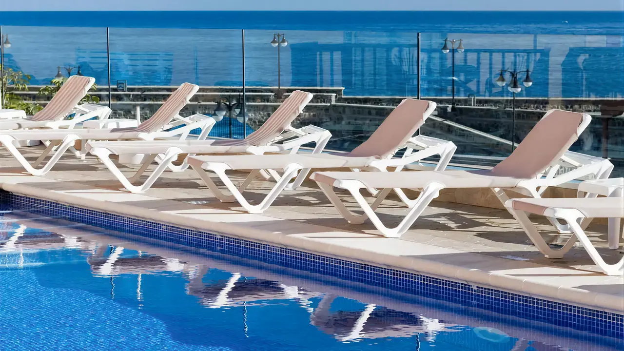 Leżaki przy basenie w Monopol (Puerto de la Cruz)