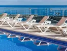 Leżaki przy basenie w Monopol (Puerto de la Cruz)