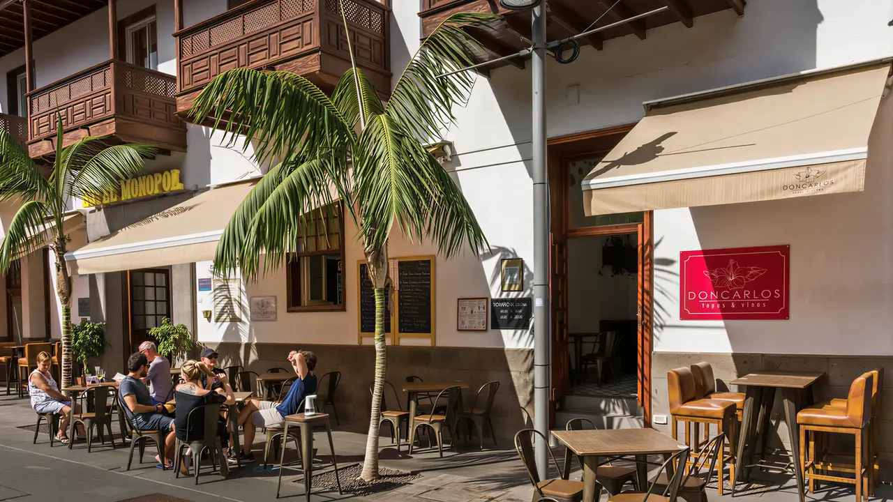 Stolik restauracyjny na zewnątrz w Monopol (Puerto de la Cruz)
