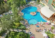 Widok na kompleks basenowy w MPM Kalina Garden