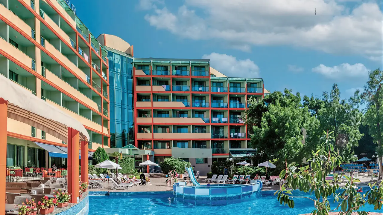 Widok na budynki i basen w MPM Kalina Garden