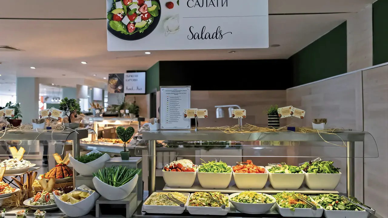 Bufet z sałatkami w MPM Kalina Garden