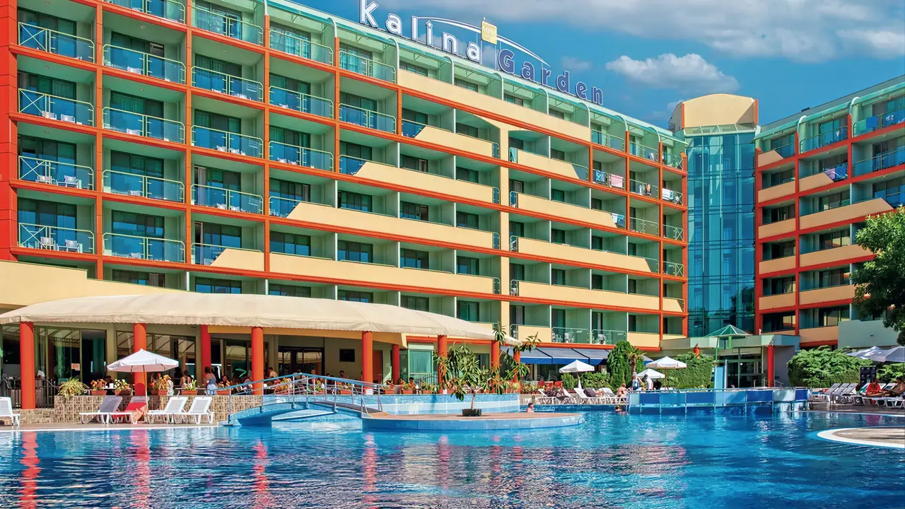 Budynek oraz basen w hotelu MPM Kalina Garden