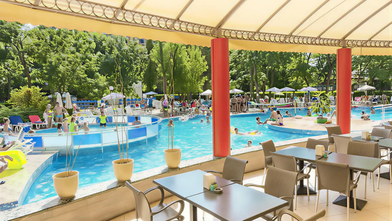 Basen i strefa wypoczynku w MPM Kalina Garden