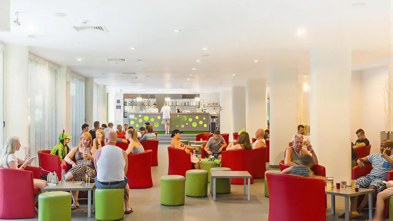 Goście w barze hotelu MPM Kalina Garden