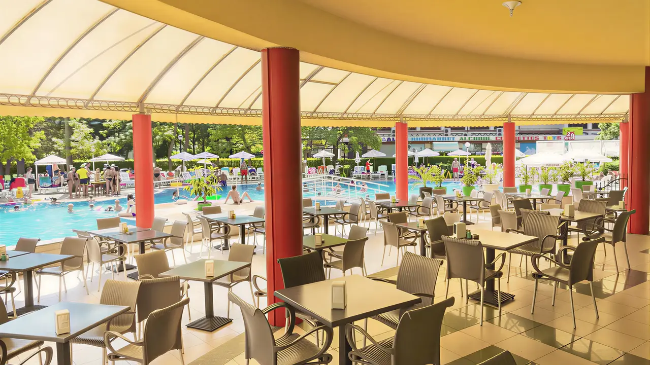 Restauracja w MPM Kalina Garden z widokiem na basen