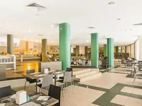 Restauracja w MPM Kalina Garden z nakrytymi stołami