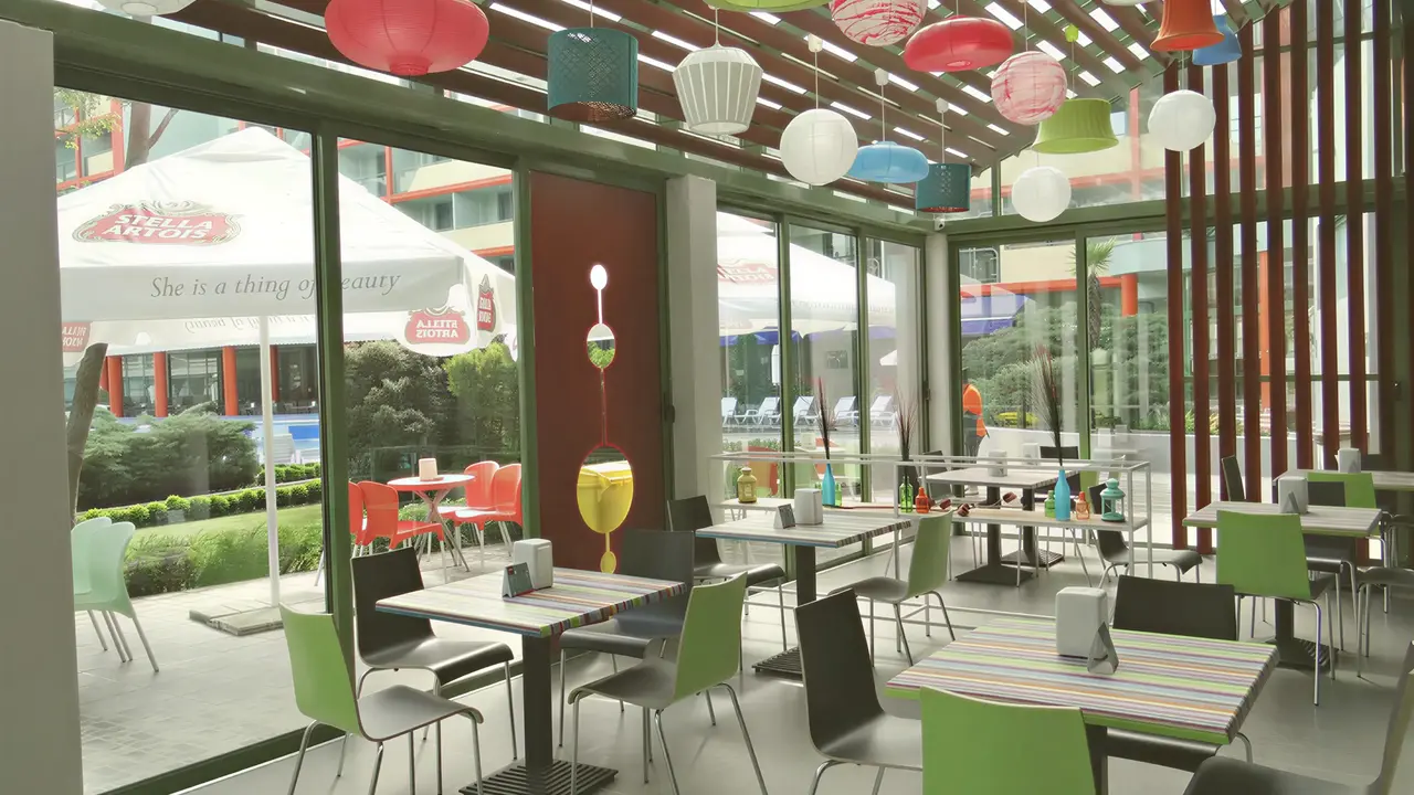 Restauracja w MPM Kalina Garden z kolorowymi lampami